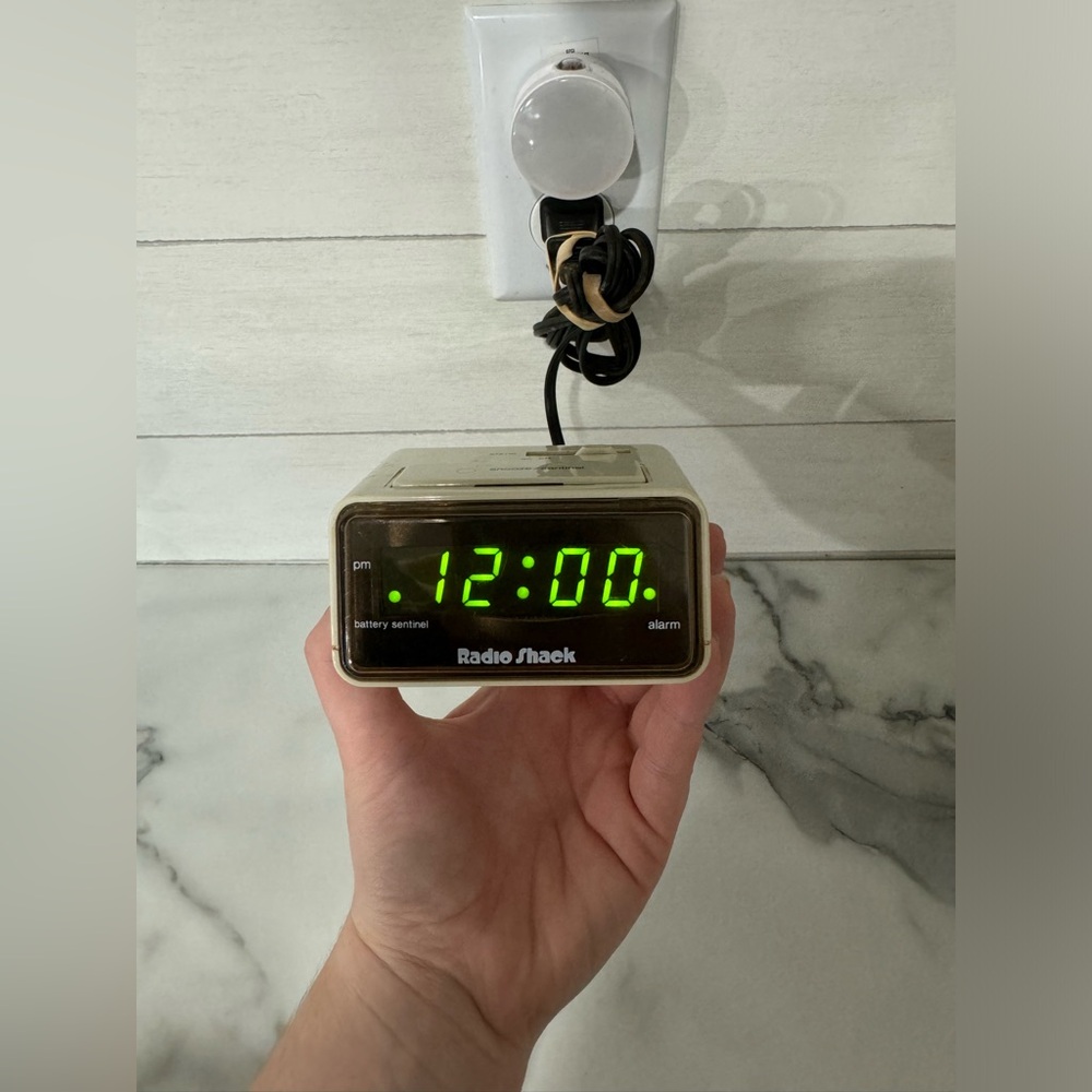 VINTAGE RADIO SHACK MINI ALARM CLOCK. WHITE ELECTRONIC RETRO SHELF DECOR
